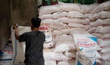 Kementan menegaskan jumlah pupuk bersubsidi masih cukup. Pemerintah menyediakan pupuk sesuai Rencana Definitif Kebutuhan Kelompok (RDKK), dan alokasi anggaran sesuai luas baku lahan sawah yang ditetapkan Kementerian ATR/BPN.