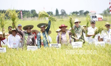 Kementan menggelar puncak peringatan Hari Pangan Sedunia (HPS) ke-38 tahun 2018 di tengah lahan rawa yang dimanfaatkan sebagai lahan pertanian produktif di Desa Jejangkit Muara, Barito Kuala, Kalimantan Selatan, Kamis (18/10).