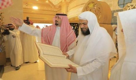 Kementerian Agama Islam, Seruan, dan Bimbingan Arab Saudi yang diwakili oleh Sekretariat Jenderal Pameran dan Konferensi bekerja sama dengan Kompleks Percetakan Alquran Raja Fahd di Madinah meresmikan pameran Alquran yang diadakan di cabang kementerian ini di Makkah, Sabtu (12/3/2022).