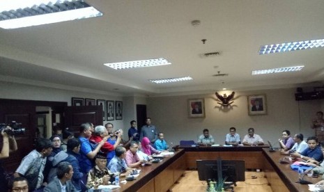 Kementerian Agama (Kemenag) memediasi antara First Travel dengan calon jamaahnya yang keberangkatannya tertunda di lantai 5, Ruang Sidang I, Kementerian Agama, Jalan Lapangan Banteng, Jakarta Pusat, Rabu (24/5). 