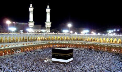 Suasana tawaf saat umroh di Makkah, Arab Saudi.