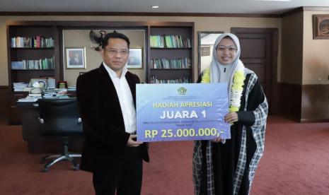 Kementerian Agama memberi bonus uang tunai 25 juta rupiah kepada Dewi Yukha Nida, hafizah asal Trenggalek yang meraih Juara I Musabaqah Hifzil Qur