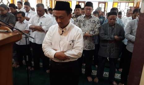 Kementerian Agama RI menggelar shalat ghaib di Mushala Al-Munawar, Kementerian Agama, Jakarta Pusat, Senin (6/8). Shalat ghaib diikuti Menteri Agama Lukman Hakim Saifuddin dan segenap ASN Kemenag. 