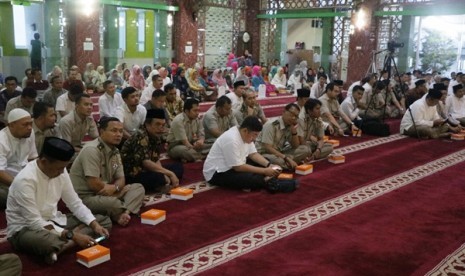 Kementerian Agraria dan Tata Ruang/Badan Pertanahan Nasional (ATR/BPN) mengadakan acara peringatan Nuzulul Quran sekaligus buka puasa bersama di Masjid Nuurur Rahman Kementerian ATR/BPN, Jakarta, Senin (4/6). 