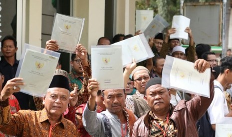 Kementerian Agraria dan Tata Ruang/Badan Pertanahan Nasional (BPN) menyerahkan sertifikat tanah wakaf kepada masyarakat Jawa Barat. 