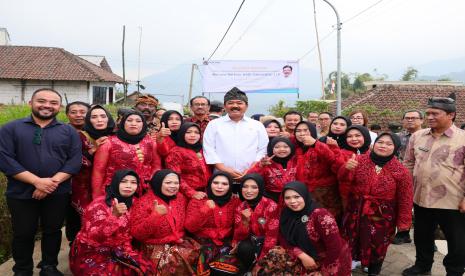 Kementerian Agraria dan Tata Ruang/Badan Pertanahan Nasional (ATR/BPN) melaksanakan redistribusi tanah yang merupakan bagian dari program Reforma Agraria.