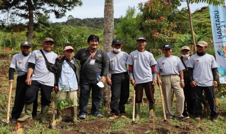 Kementerian Agraria dan Tata Ruang/Badan Pertanahan Nasional (ATR/BPN) melalui Direktorat Jenderal Pengendalian dan Penertiban Pemanfaataan Tata Ruang menginisiasi pertemuan penanaman pohon dan pembangunan sumur resapan di Kawasan Puncak demi meminimalisir dampak banjir di kawasan hilir. Tampak Direktur Jenderal Pengendalian dan Penertiban Tanah dan Ruang (Dirjen PPTR), Dr. Ir. Budi Situmorang,(kaos abu abu) sedang melakukan penanaman pohon   di kawasan Puncak, Bogor