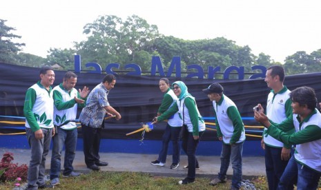 Kementerian Badan Usaha Milik Negara (BUMN) dan PT. Jasa Marga melaunching program Giving Back to Nature dihadiri langsung oleh Menteri BUMN Rini Soemarno, Direktur PT. Jasa Marga Desi Arryani, serta Wali Kota Tangerang Arief Rachadiono Wismansyah yang berlangsung di Saung Banksasuci, Cibodas, Tangerang, Jumat (22/3).