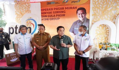 Kementerian Badan Usaha Milik Negara (BUMN) menggelar pasar murah untuk kedua kalinya di Provinsi Lampung bersama PTPN Group. Kegiatan pasar murah dipusatkan di halaman Gedung Pertemuan Komplek PTPN VII, Lampung, Selasa (10/5/2022). 