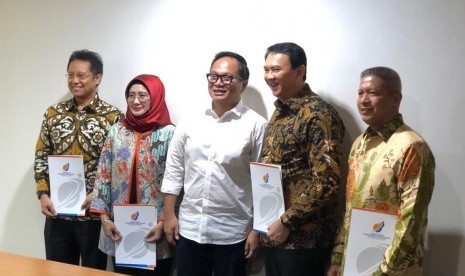 Kementerian BUMN menyerahkan SK pengangkatan Komisaris Pertamina kepada Basuki Tjahja Purnama, Budi Gunadi Sadikin dan Condro Kirono, Senin (25/11).