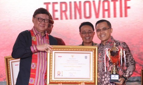 Kementerian Dalam Negeri (Kemendagri) kembali menetapkan Kabupaten Banyuwangi sebagai “Kabupaten Terinovatif” dalam kompetisi Innovative Government Award (IGA) 2019, Senin (7/10) malam.