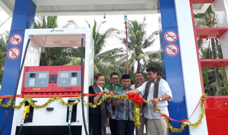  Kementerian Energi dan Sumber Daya Mineral (ESDM) bersama dengan Badan Pengatur Hilir Minyak dan Gas Bumi (BPH Migas) dan Pertamina meresmikan SPBU Modular di Kecamatan Paloh, Sambas, Kalimantan Barat.