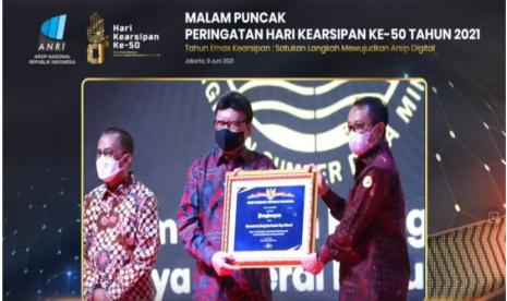 Kementerian Energi dan Sumber Daya Mineral (ESDM) menorehkan prestasi dengan menjadi salah satu pengelola arsip terbaik di tingkat Kementerian. Pada Malam Puncak Peringatan Hari Kearsipan ke-50 Tahun 2021 yang diselenggarakan oleh Arsip Nasional Republik Indonesia (ANRI) pada Rabu (9/6), Kementerian ESDM meraih Peringkat III dalam hal kegiatan pengawasan kearsiapan tahun 2020.