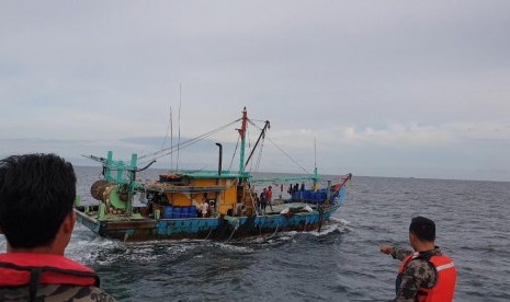 Kapal pencuri ikan ditangkap di perairan Rokan Hilir Provinsi Riau. Ilustrasi penangkapan kapal ikan berbendara malaysia 