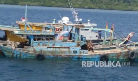 Kementerian Kelautan dan Perikanan (KKP) bersama Satgas 115 kembali menenggelamkan 125 Kapal pelaku Illegal Fishing serentak di 11 (sebelas) lokasi di seluruh Indonesia di Bitung, Sulawesi Utara, Senin (20/8).