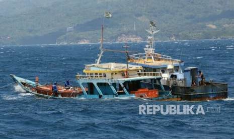 Kementerian Kelautan dan Perikanan (KKP) bersama Satgas 115 menenggelamkan kapal pelaku Illegal Fishing (foto ilustrasi). Pemerintah akan mengevaluasi keberadaan satgas illegal fishing.