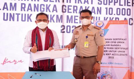 Kementerian Kelautan dan Perikanan (KKP) melalui Badan Karantina Ikan, Pengendalian Mutu dan Keamanan Hasil Perikanan (BKIPM), berikan pelatihan penerapan sistem jaminan mutu dan serahkan Sertifikat Cara Penanganan Ikan yang Baik (CPIB) kepada UMKM, kelompok pengolah dan pemasar hasil perikanan di UPT BKIPM Ambon, Maluku pada Rabu (30/3). 