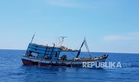 Kementerian Kelautan dan Perikanan (KKP) melalui Kapal Pengawas Perikanan (KP) HIU 04 berhasil menangkap 2 (dua) kapal perikanan asing (KIA) berbendera Vietnam di perairan Zona Ekonomi Eksklusif Indonesia (ZEEI) sekitar Laut Natuna Utara, Kepulauan Riau.