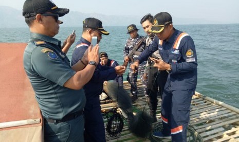 Kementerian Kelautan dan Perikanan melalui Pengawas Perikanan Satuan Pengawasan (Satwas) Sukabumi, Jawa Barat, menertibkan 120 alat tangkap benih lobster di perairan Teluk Palabuhanratu, Sukabumi, Jawa Barat pada Selasa (18/6) hingga Rabu (19/6).