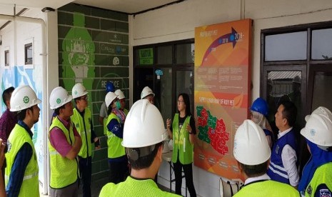 Kementerian Kelautan dan Perikanan RI melakukan kunjungan ke Recyling Business Unit yang dikembangkan oleh Danone-AQUA dan Pabrik PT Namasindo Plas yang memproduksi PET daur ulang di Bandung, Jawa Barat. 