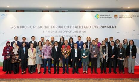 Kementerian Kesehatan dan Kementerian Lingkungan Hidup dan Kehutanan menjadi tuan rumah penyelenggaraan High Level Official Meeting (HLOM) ke-11 dari Asia Pacific Regional Forum of Health and Environment (APRFHE). Bertema The Role of Strategic Health and Environment on National Development to Achieve the SDGs, HLOM ke-11 APRFHE 2023 dihadiri oleh 125 delegasi dari 10 negara dan dua organisasi internasional yaitu UNEP dan WHO.