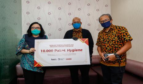 Kementerian Ketenagakerjaan menerima penyaluran bantuan berupa 10 ribu paket hygiene yang terdiri dari 20 ribu masker non medis, 10 ribu botol hand sanitizer, dan 10 ribu kantong serut buatan para pelaku UMKM binaan Sampoerna Entrepreneurship Training Center (SETC) dan BEDO, Rabu (27/5)..