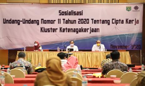 Kementerian Ketenagakerjaan terus mensosialisasi Undang-Undang Nomor 11 Tahun 2020 tentang Cipta Kerja, Kluster Ketenagakerjaan. Kali ini, sosialisasi dilakukan di Hotel Ciputra, Jakarta Barat, Selasa (17/11), kepada pengawas dan stakeholder mitra pengawas ketenagakerjaan guna memiliki pemahaman yang sama.