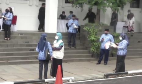 Kementerian Keuangan menyebutkan, pemerintah tengah mengkaji untuk mengubah skema pensiunan Pegawai Negeri Sipil atau PNS agar pembayaran dana pensiun ke depan tidak membebani Anggaran Pendapatan dan Belanja Negara (APBN).