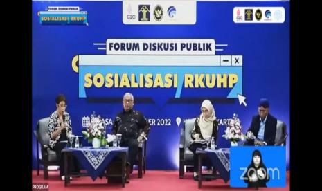 Kementerian Komunikasi dan Informatika (Kemkominfo) menggandeng Universitas Negeri Sebelas Maret (UNS) untuk menyelenggarakan kegiatan Forum Diskusi Publik bertema Sosialisasi RUU KUHP, Selasa (15/11/2022). Kemenkominfo menggandeng UNS Solo untuk menyosialisasikan RKUHP.