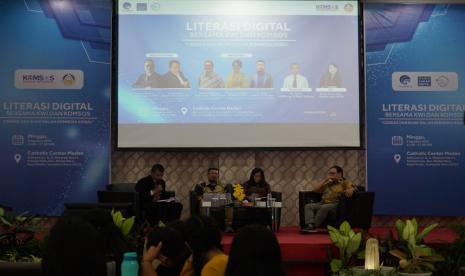 Kementerian Komunikasi dan Informatika (Kominfo) bekerja sama dengan Komisi Komunikasi Sosial (Komsos) Konferensi Waligereja Indonesia (KWI) telah menyelenggarakan acara seminar Literasi Digital bertajuk Cerdas dan Bijak dalam Bermedia Sosial di Catholic Center Medan. 