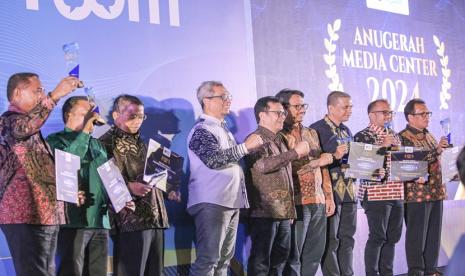 Kementerian Komunikasi dan Informatika (Kominfo) memberikan penghargaan kepada 36 mitra komunikasi publik terbaik dalam ajang Anugerah Media Center (AMC) 2024. Mitra komunikasi publik yang dimaksud terdiri dari kementerian, lembaga, pemerintah daerah tingkat provinsi, kabupaten, dan kota, serta media dan komunitas.