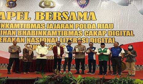 Kementerian Komunikasi dan Informatika RI (Kemenkominfo) berkolaborasi bersama Relawan TIK Provinsi Riau (RTIK Riau) dan Kepolisian Daerah Riau (Polda Riau) untuk menyelenggarakan pelatihan Bhabinkamtibmas Cakap Digital dalam rangkaian kegiatan Apel Bersama Bhabinkamtibmas Jajaran Polda Riau. 