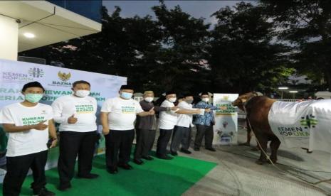 Kementerian Koperasi dan Usaha Kecil Menengah (Kemenkop UKM) menyerahkan hewan qurban melalui Badan Amil Zakat Nasional (Baznas). 