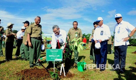 Kementerian Lingkungan Hidup dan Kehutanan (KLHK) bersama-sama dengan LIPI, melaksanakan penanaman pohon di Ecology Park (Ecopark) Science Center-Botanical Garden Cibinong Bogor.