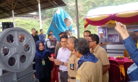 Kementerian Lingkungan Hidup dan Kehutanan (LHK) memberikan bantuan alat pengolah dengan teknologi ramah lingkungan kepada kelompok penambang di Dezsa Lebaksitu, Kecamatan Lebakgedong, Banten, Senin (10/12). 