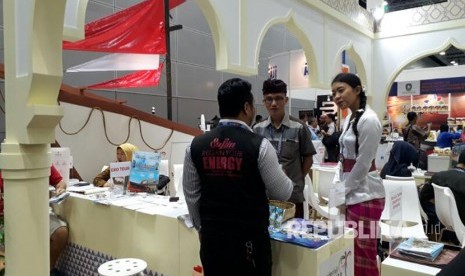 Kementerian Pariwisata tengah menjelaskan mengenai destinasi halal di Indonesia, kepada pengunjung MIHAS 2017, Kamis, (6/4).