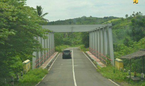 Kementerian Pekerjaan Umum dan Perumahan Rakyat (PUPR) membangun jalan di Kabupaten Maluku Tenggara Barat, Maluku.