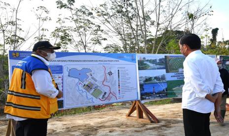 Kementerian Pekerjaan Umum dan Perumahan Rakyat (PUPR) tengah mengerjakan penyediaan air baku dan pengendalian banjir.