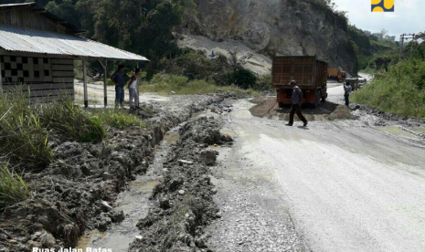 Kementerian Pekerjaan Umum dan Perumahan Rakyat (PUPR) terus melakukan pemeliharaan rutin dan perbaikan jalan nasional di Sibolga hingga batas Tapanuli Selatan.