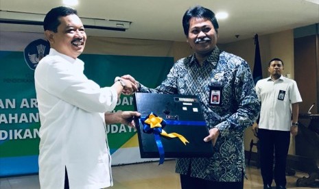 Kementerian Pendidikan dan Kebudayaan (Kemendikbud) memindahkan 332 berkas arsip statis kepada Arsip Nasional Republik Indonesila (ANRI), di kantor Kemendikbud, Kamis (6/12). 