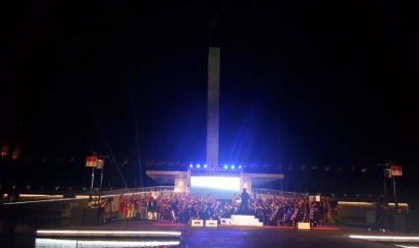 Kementerian Pendidikan dan Kebudayaan (Kemendikbud) menyelenggarakan Konser Akbar Merayakan Lagu Kebangsaan Indonesia Raya Tiga Stanza di Lapangan Banteng Jakarta, Ahad (28/10). 