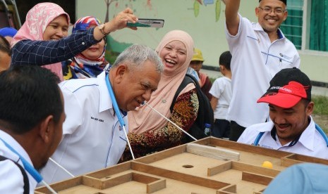 Kementerian Pendidikan Malaysia Haji Marzuki bin Haji Daud mengadakan kunjungan ke Kampung Matematika, yang berlokasi di Desa Laladon.