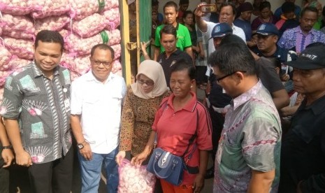 Kementerian Perdagangan bersama importir PT Mahkota Abadi Prima Jaya menggelar operasi pasar bawang putih untuk para pedagang kecil di Pasar Induk Kramat Jati, Jakarta Timur. Bawang putih impor tersebut dijual seharga Rp 25 per kilogram dan dapat dijual kembali oleh pedagang dengan maksimal harga Rp 30-32 ribu per kilogram.  