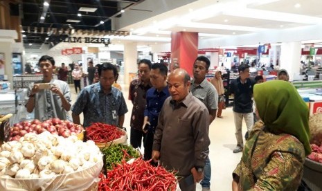 Kementerian Perdagangan melakukan sidak di sejumlah ritel modern di Kota Padang, Sumatra Barat, Selasa (10/4). Kemendag mengingatkan pengelola ritel modern untuk menaati ketetapan HET sejumlah komoditas pangan.