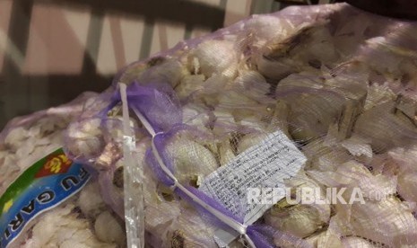 rade ministry seized five tons of imported garlic seed sold at Kramat Jati market, East Jakarta, on March 2.