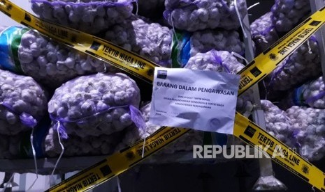 Kementerian Perdagangan mengamankan lima ton bibit bawang putih asal impor yang diperjualbelikan di Pasar Induk Kramat Jati, Jakarta Timur. Pengamanan bibit bawang putih tersebut dilakukan pada 2 Maret 2018.