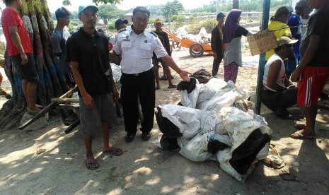 Kementerian Perhubungan Cq. Direktorat Jenderal Perhubungan Laut terus melakukan upaya untuk menanggulangi musibah tumpahan minyak dari anjungan yang dioperasikan oleh PT. Pertamina Hulu Energi Offshore North West Java (PHE ONWJ) di Pantai Utara Jawa yang terjadi beberapa waktu yang lalu.