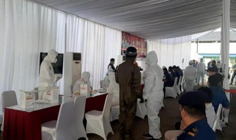 Kementerian Perhubungan cq. Ditjen Perhubungan Laut dan Badan Intelijen Negara (BIN) bekerja sama menggelar swab test di Pangkalan Penjagaan Laut dan Pantai (PLP) Kelas I Tanjung Priok, Jakarta Utara, (8/9).  