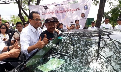 Kementerian Perhubungan melakukan pemasangan stiker untuk Taksi Daring atau Angkutan Sewa Khusus hari ini, Sabtu (25/11). 