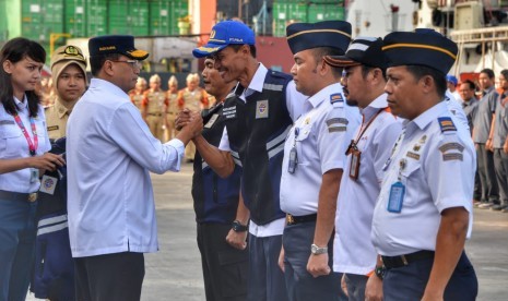 Kementerian Perhubungan menggelar Apel Siaga Kesiapan sekaligus membuka Posko Angkutan Laut Lebaran Tahun 2019 (1440 H) di Pelabuhan Tanjung Priok Jakarta, Senin (20/5). Menteri Perhubungan Budi Karya Sumadi memimpin langsung pelaksanaan apel ini. 